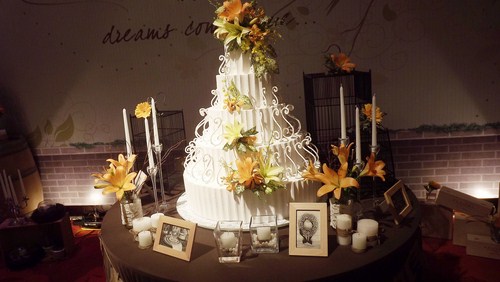 Chiếc bánh cưới 5 tầng hấp dẫn được trang trí theo phong cách vintage.