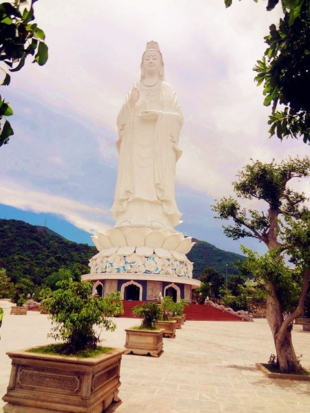 Tượng Phật bà Quan Âm cao nhất Việt Nam ở chùa Linh Ứng