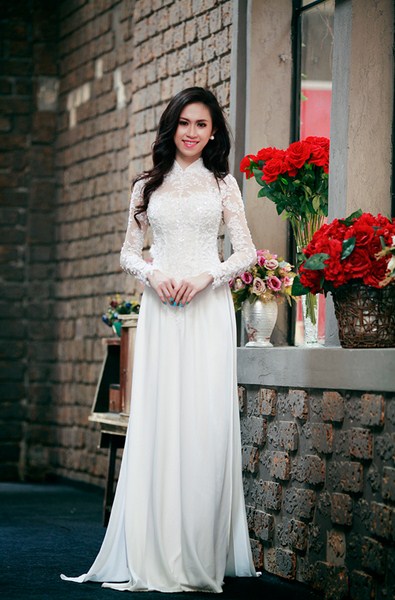 Áo dài trắng tượng trưng cho vẻ đẹp thanh khiết và trong sáng của cô dâu. Ảnh minh họa.