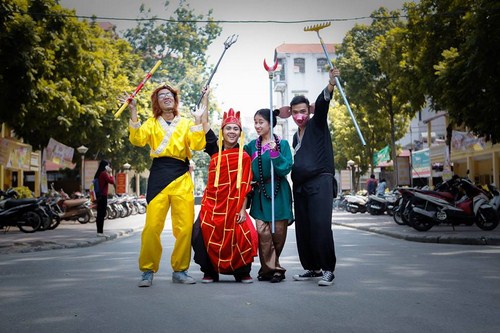 Vở nhạc kịch xuyên suốt với nội dung bốn thầy trò Đường Tăng đi tìm Bí kíp tân sinh viên ở trường Báo.