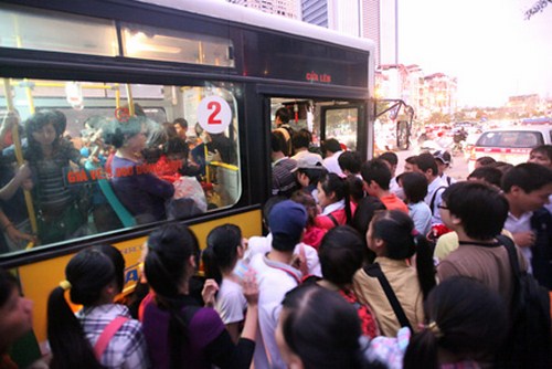 Xe buýt đông dễ dẫn đến hiện tượng trộm cắp. Ảnh minh họa