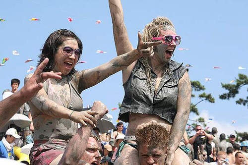 Lễ hội tắm bùn khoáng ở Hàn Quốc.