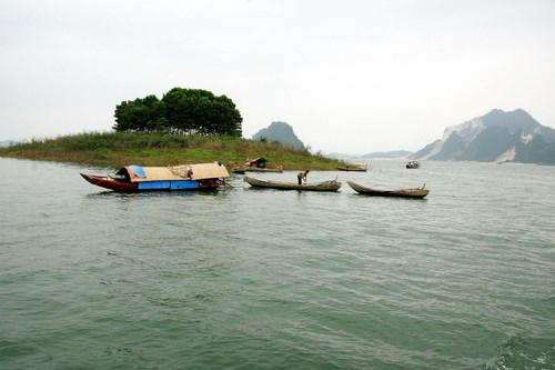 Hồ Thác Bà được ví như Hạ Long trên núi ở Yên Bái. Ảnh minh họa