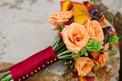 Hoa cưới mùa thu thường là những tông màu tối lộng lẫy và phong cách. Ảnh minh họa