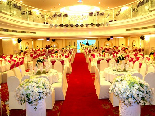 Không gian kết hợp truyền thống và hiện đại của nhà hàng tiệc cưới Hương Sen.