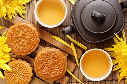Thưởng thức bánh trung thu cùng trà để đảm bảo sức khỏe tốt hơn cho cơ thể. Ảnh minh họa