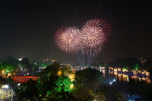 Địa điểm bắn pháo hoa tại hồ Hoàn Kiếm - trung tâm thành phố Hà Nội. Ảnh minh họa