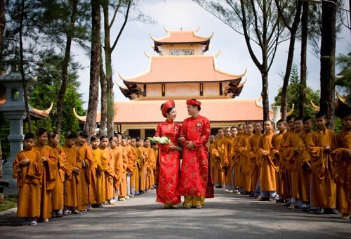 Tổ chức lễ Hằng Thuận nơi cửa Phật với mong muốn cuộc sống thuận hòa, no đủ. Ảnh minh họa