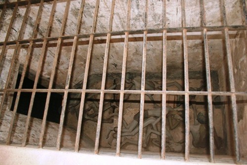 Tù nhân nam bị nhốt trong chuồng cọp ở nhà tù Côn Đảo. Ảnh minh họa