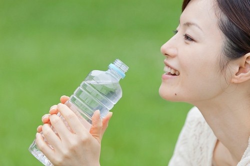 Uống nhiều nước sẽ giúp cho ngực có được sự đàn hồi. Ảnh minh họa