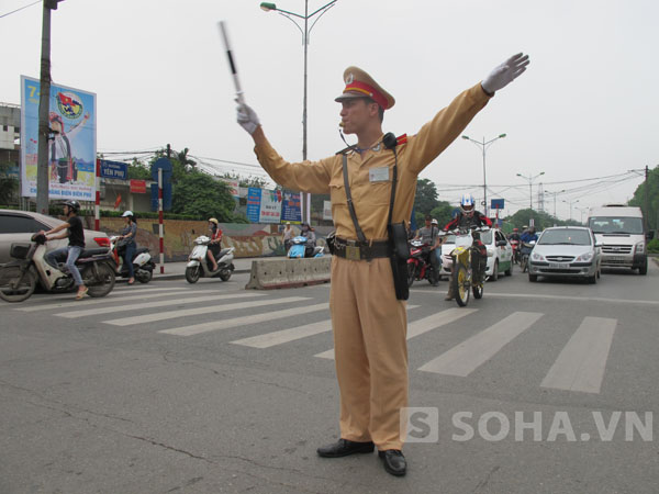 Tại nút giao thông Yên Phụ, Đội CSGT số 2 cũng bố trí lực lượng dày đặc để đảm bảo an toàn giao thông cho người dân về quê nghỉ lễ an toàn.