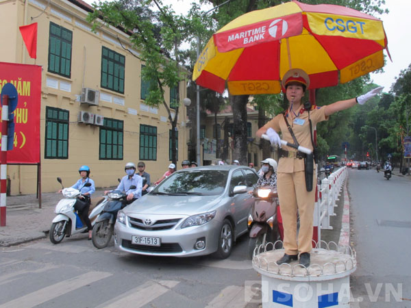 Một đồng chí nữ CSGT thuộc đội số 2 CATP Hà Nội đang là việc tại ngã tư  Nguyễn Thái Học - Tôn Đức Thắng.