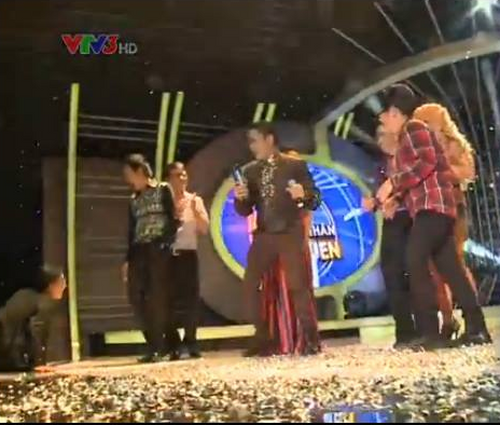 Hoài Lâm té ngã trên sân khấu.