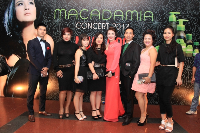 Người đẹp không tuổi Vũ Thúy Nga, nhà thiết kế Đỗ Trịnh Hoài Nam cùng khách mời trong đêm nhạc “Mùa lá đỏ”