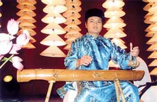 Nhac sĩ Hoài Anh - Trưởng dàn nhạc dân tộc Nhà hát ca múa nhạc Bông Sen.