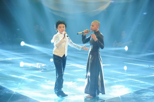 Hoàng Anh và Huyền Trân trên sân khấu Giọng hát Việt nhí 2014