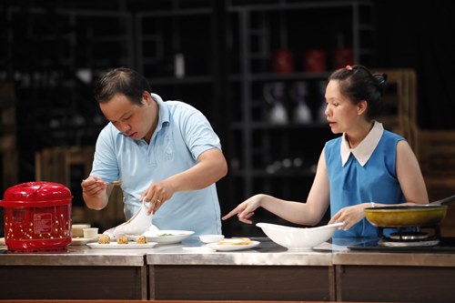 Chung Chí Công và vợ ở tập thi đầu tiên Vua đầu bếp