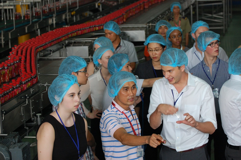 Đoàn sinh viên Mỹ ấn tượng với nhà máy Tân Hiệp Phát