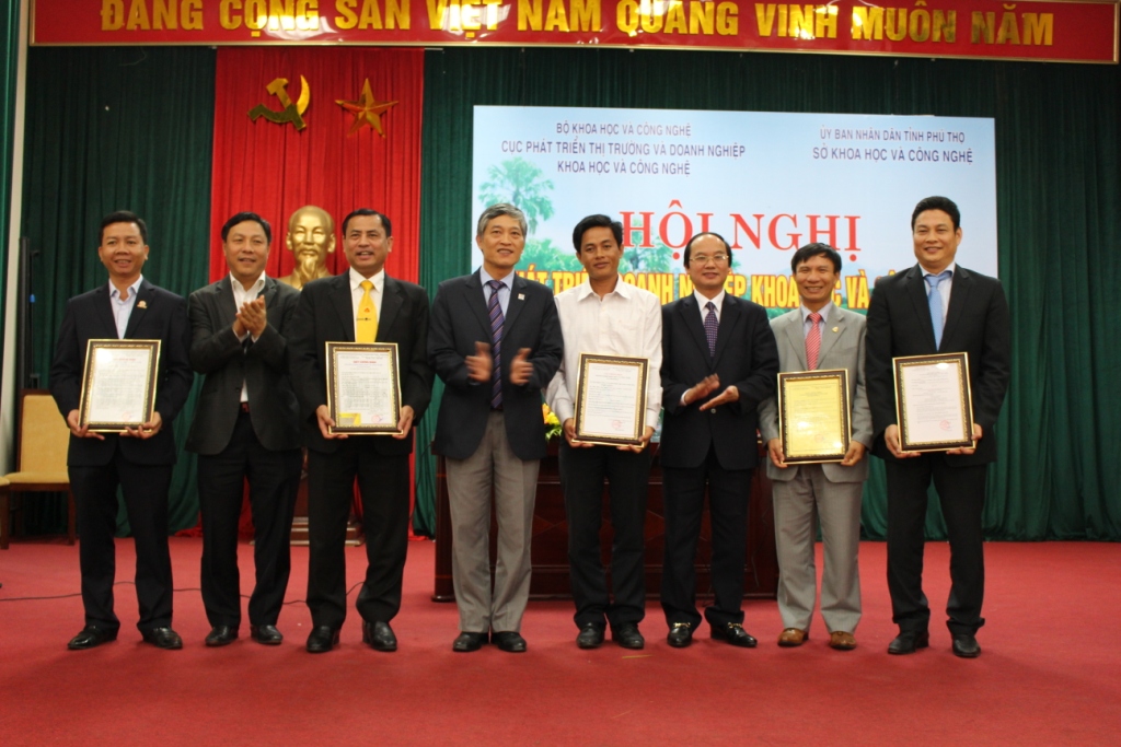 Thứ trưởng Bộ KH&CN Trần Văn Tùng trao Giấy chứng nhận Doanh nghiệp Khoa học và Công nghệ cho Công ty CP James Boat