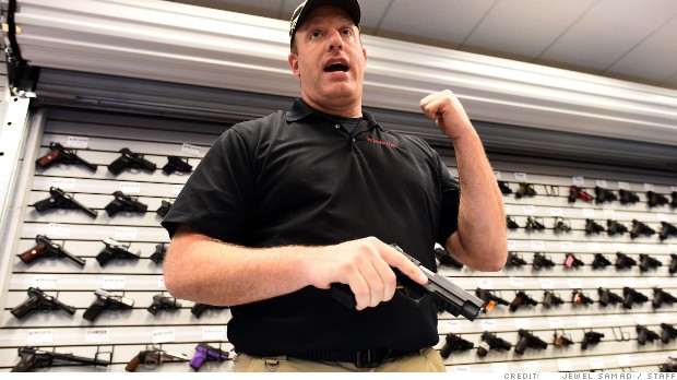 Chủ các cửa hàng bán súng cho biết nỗi sợ hãi là yếu tố thúc đẩy doanh số bán súng ở Mỹ tăng mạnh