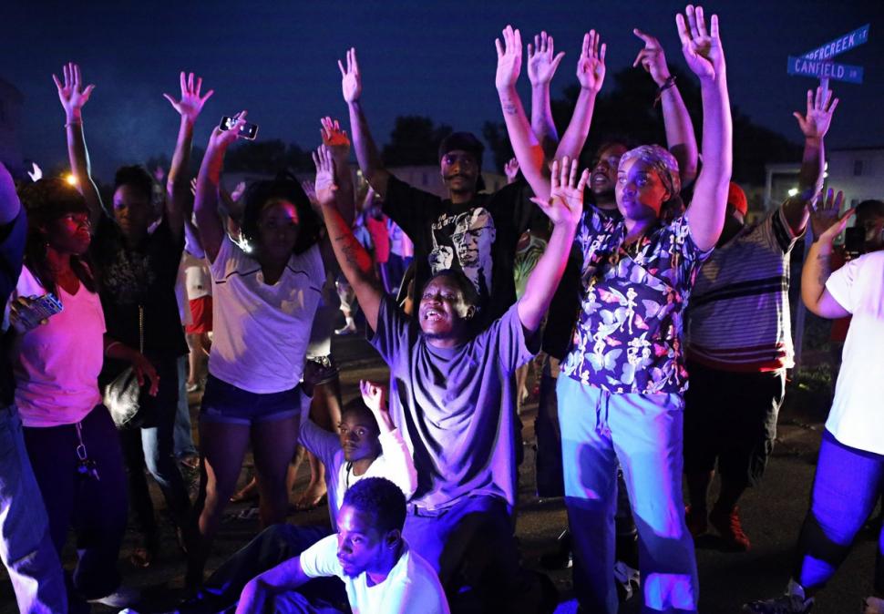 Doanh số bán súng ở Mỹ tăng vọt sau khi một viên cảnh sát bắn chết một thanh niên 18 tuổi ở Ferguson khiến người dân nổi loạn