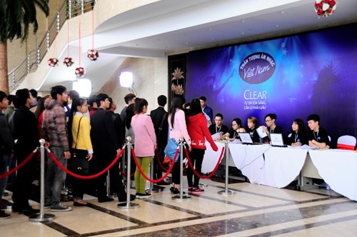 Hàng ngàn thí sinh đăng ký tham gia vòng sơ tuyển Vietnam Idol tại Hà Nội