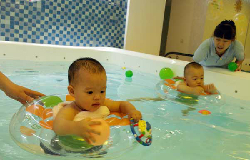 đồ chơi tập bơi gây hại cho trẻ