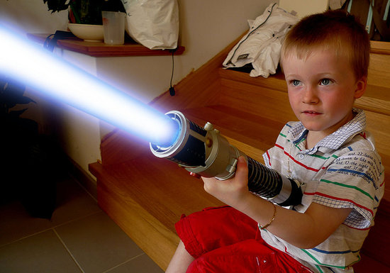 Nhìn trực tiếp vào tia laser phát ra từ đồ chơi còn nguy hiểm hơn nhìn thẳng vào mặt trời