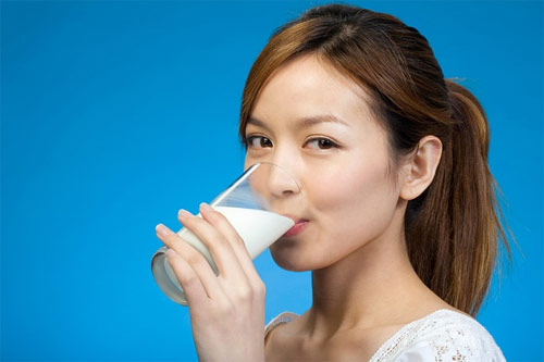 Uống sữa trong lúc đói cũng là một sai lầm trong ăn uống nên tránh