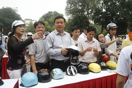 Bộ trưởng Đinh La Thăng trong lần thực tế đổi mũ bảo hiểm chất lượng cho người tiêu dùng