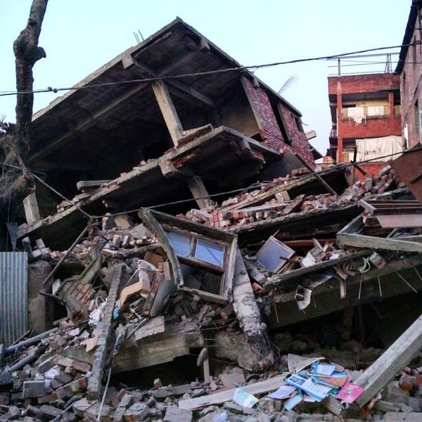 Một ngôi nhà bị sập tại Imphal sau trận động đất mới xảy ra ở Ấn Độ