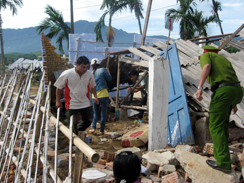 Động đất mạnh 3,7 độ richter với tiếng nổ lớn làm rung chuyển nhà cửa ở Quảng Nam. Tỉnh Quảng Nam từng tổ chức diễn tập chống động đất ở huyện năm 2013