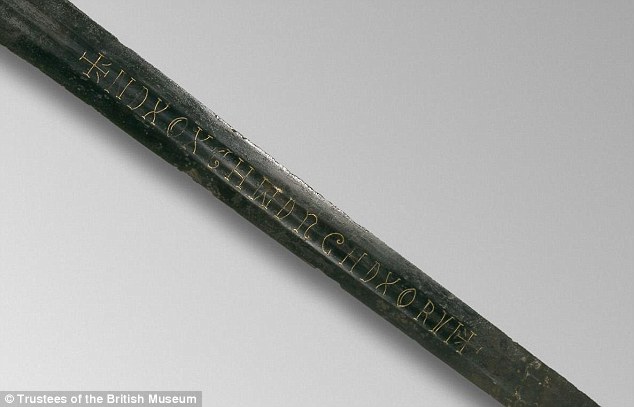 Dòng mật mã bí ẩn trên thanh kiếm cổ có niên đại 800 năm