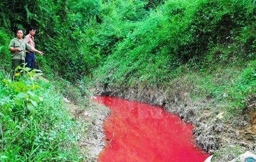 Thùng phẩm đỏ đã được đổ tại khe suối Nậm Khếnh