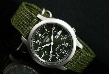 Seiko SNK805 Automatic Canvas Strap có quai đeo bằng vải quân đội. Đây là loại đồng hồ với tiêu chuẩn quân đội cho những quân nhân từ năm 1940. Với sự đơn giản nhưng đó lại là một trải nghiệm tuyệt vời cho những sản phẩm hàng hiệu nhưng phổ biến trong thập kỉ qua. Giá của sản phẩm này dao động khoảng 1,200,000-1,300,000.