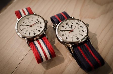 Timex Weekender mang ít hơi hướng bên quân sự nhưng chắc chắn cũng giống như Seiko SNK805, chiếc đồng hồ này mang vẻ cổ điển, rất sang trọng với các dòng đồng hồ có thương hiệu. Giá của Timex Weekender dao động khoảng 800,000-1,000,000.