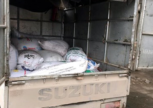 1,5 tấn mỡ bẩn được chất trên xe tải đang vận chuyển về thủ đô tiêu thụ