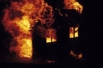 Ông Toàn đốt cháy 2 căn nhà làm thiệt hại hơn 80 triệu đồng.