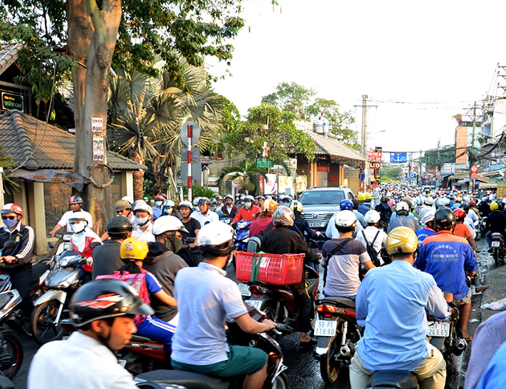 Vụ đốt rác cháy xe, thiêu rụi cửa hàng khiến giao thông trên tuyến đường Phan Văn Trị ùn tắc nghiêm trọng