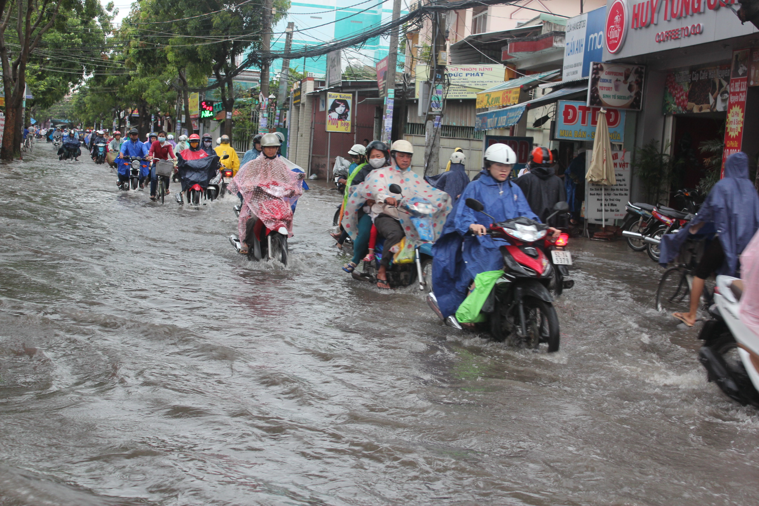 Dự báo thời tiết ngày mai 23/9/2015, nhiều tuyến phố Hà Nội xuất hiện tình trạng ngập lụt vì mưa lớn