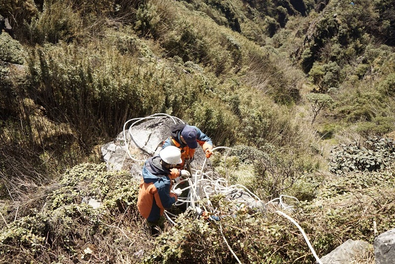 Đu dây nhặt rác trả lại môi trường trong sạch cho núi rừng Hoàng Liên Sơn