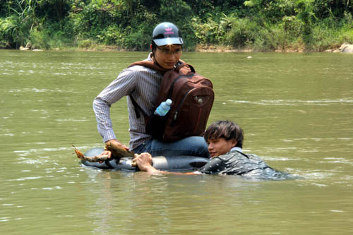 hơn 40 hộ dân hiện cũng phải qua sông Tranh bằng săm ôtô vì không có cầu