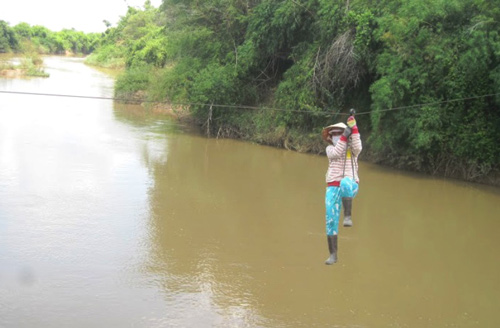 Người dân tự “thiết kế” những chiếc cáp treo rồi đu mình qua sông như những diễn viên xiếc.