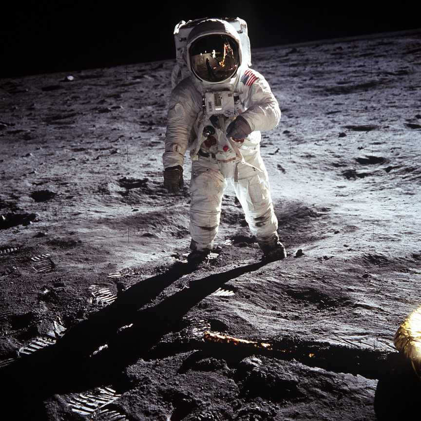 Chương trình không gian Apolo đưa con người lần đầu tiên đặt chân lên mặt trăng xếp thứ 5 trong số những dự án vũ trụ đắt nhất lịch sử