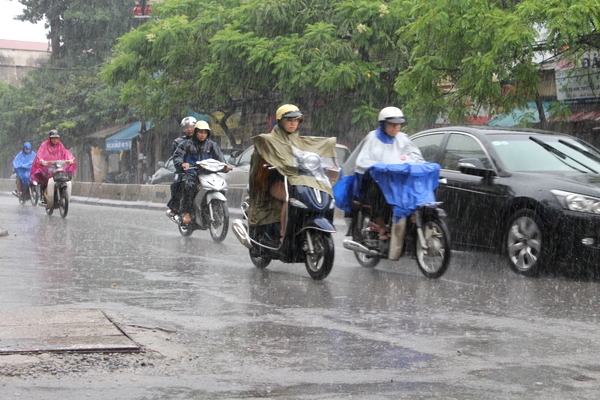 Dự báo thời tiết hôm nay ngày 4/11: Trung bộ có mưa rào trên diện rộng, nhiều điểm từ Huế tới Phú Yên có mưa lớn