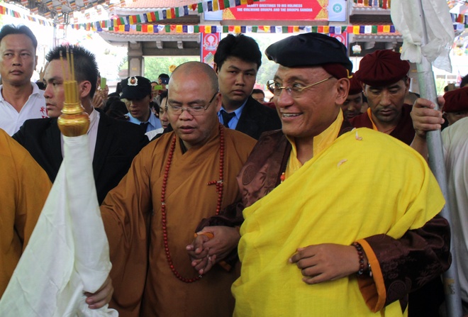 Đức Pháp vương Drukpa đến thăm chùa Vĩnh Nghiêm (Sài Gòn) trong sự chào đón của hàng nghìn tăng ni, phật tử