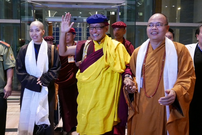 Đức Pháp Vương Drukpa xuống sân bay Nội Bài trong chuyến thăm Việt Nam lần thứ 7 trong sự chào đón của hàng trăm Phật tử