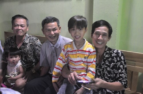 Đức Vĩnh trong vòng tay gia đình sau khi đăng quang Vietnam's Got Talent