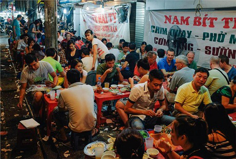 Khách nước ngoài cũng thích thú với món ăn đường phố Việt Nam