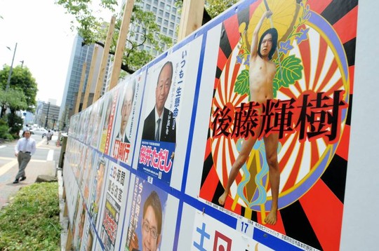 Tấm ảnh khoe thân được dùng làm áp phích tranh cử của chính trị gia Nhật Bản Teruki Goto
